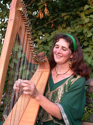 Petra spielt Harfe